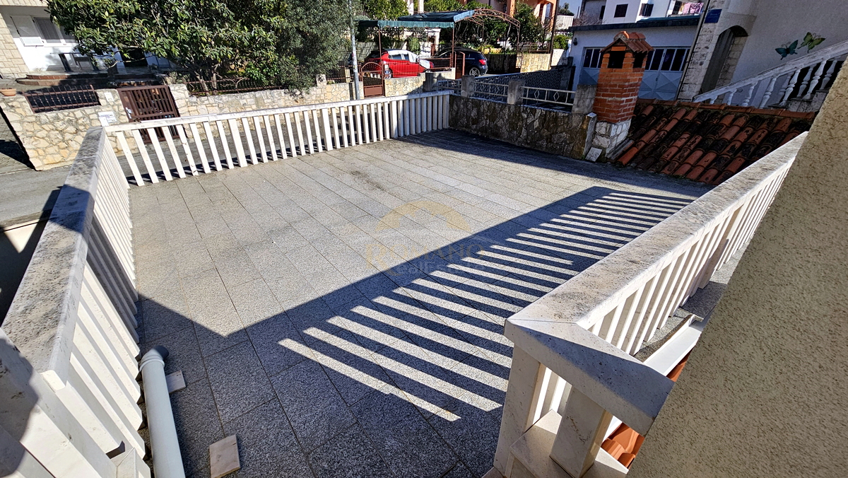 Appartamento trilocale a Okrug Gornji/Čiovo con ampia terrazza, garage e vista mare